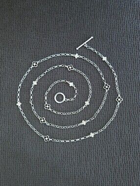 SG Long Silver🤍 Necklace with Stationary Flowers🌸 - NWOT